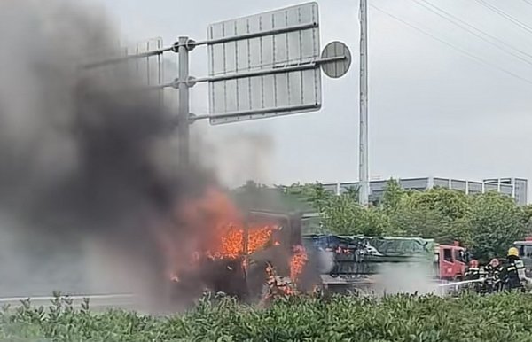 华亿配资 两港大道土方车起火 幸无人员伤亡